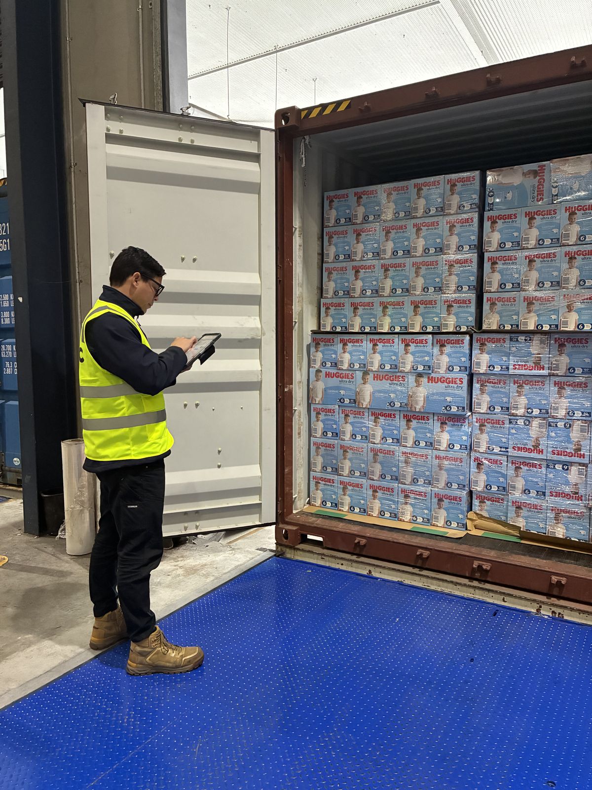 3PC crew unloading a container on site